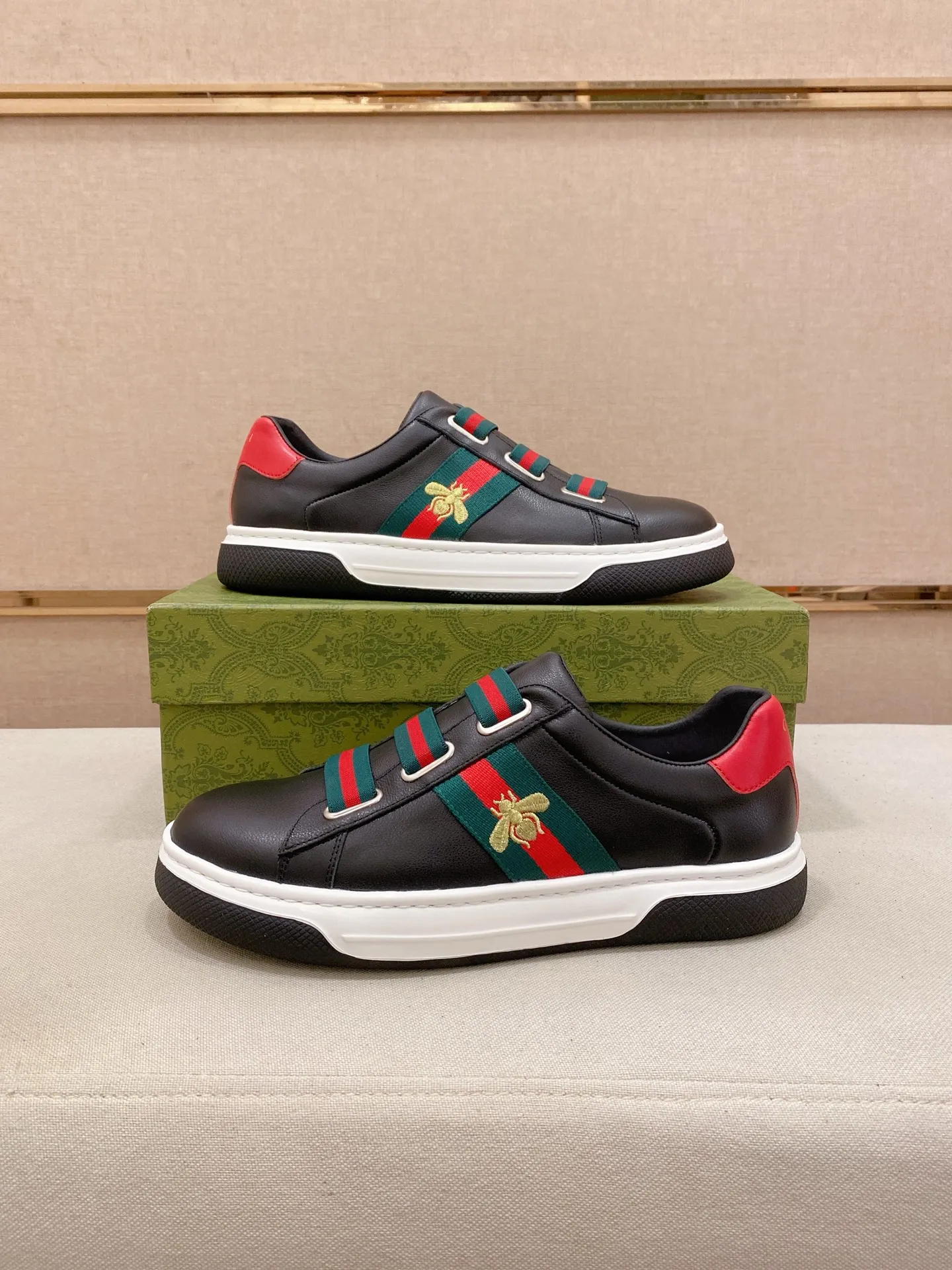 Men's shoes💰 480💰The new GUCCI (Gucci) counters are launched simultaneously. The new men's shoes, 😘fabrics are selected from imported cowhide, and the lining is sheepskin lining. 👍🏿 High-end ☄️ air-cushion molded anti-slip rubber outsole, exquisite lines, simple and elegant, comfortable and high-end for leisure travel. Code number: 38 to 44 (45 can be customized and cannot be returned or exchanged)